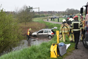 Auto belandt op de kop in sloot bij Tuk, bestuurder aangehouden voor rijden onder invloed